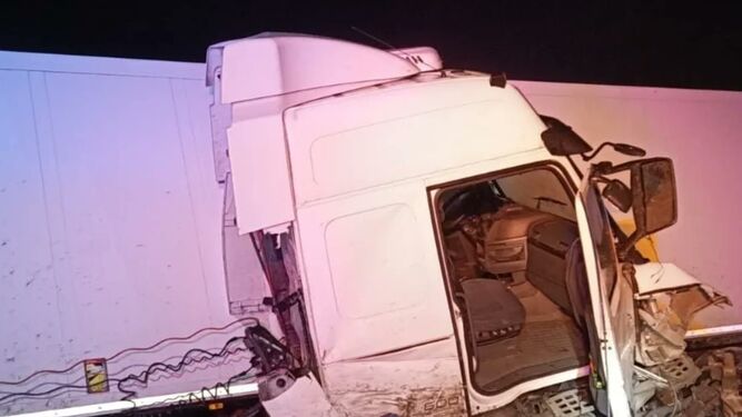 Camión accidentado en la A92 la pasada madrugada, en una imagen facilitada por Bomberos de Granada.