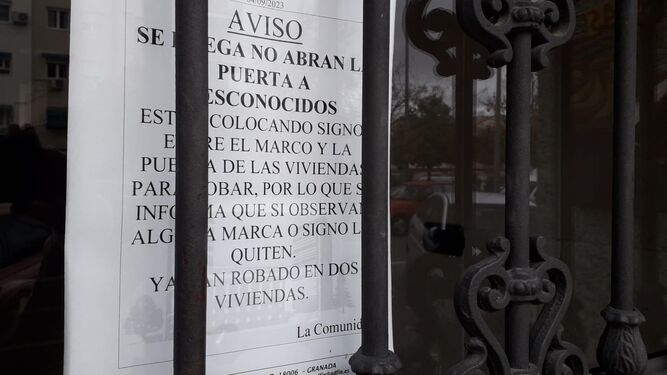 El aviso que se puede leer en la puerta de un bloque de Granada.