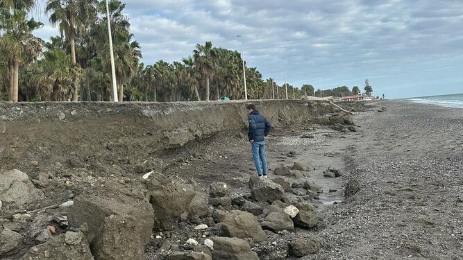 El escalón de Playa Granada reaparece tras el temporal y los empresarios reclaman los espigones