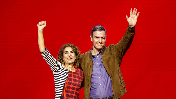 El presidente del Gobierno y líder del PSOE, Pedro Sánchez, junto con la vicepresidenta primera y ministra de Hacienda, María Jesús Montero