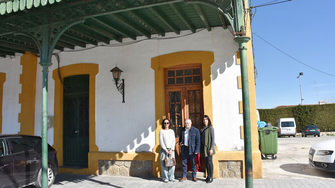 Alcalde, Pedro J. Ramos, y la presidenta de la entidad, Isabel Rodríguez, visitando el local