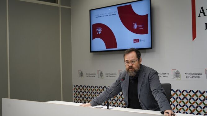 El concejal del PSOE Juanjo Ibáñez ha presentado este lunes la moción.