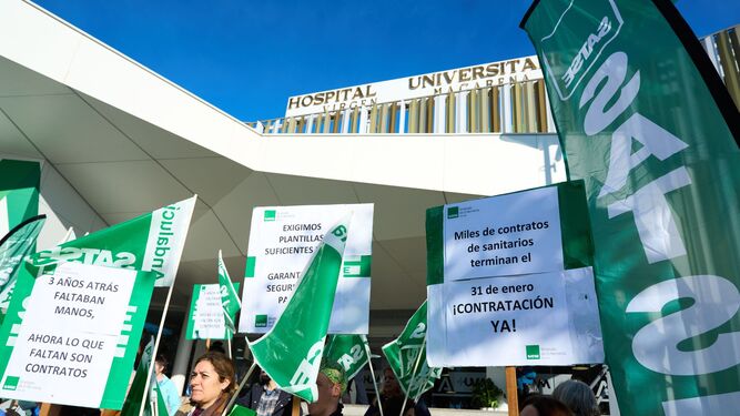 Concentración ante las puertas del Hospital Virgen Macarena para pedir la estabilización de 7.000 eventuales contratados durante la Covid.