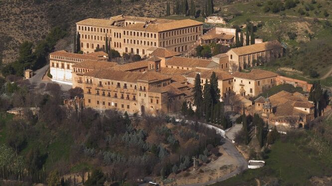 Imagen aérea de la Abadía del Sacromonte, con el colegio nuevo al fondo.