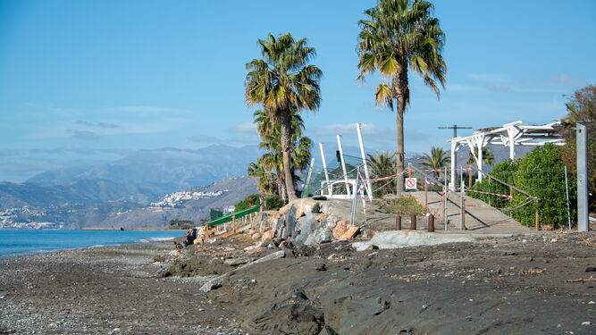 Destrozos del temporal Juan en Playa Granada