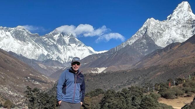 Javier Sánchez Espejo, con el Everest asomando a la izquierda de la imagen.
