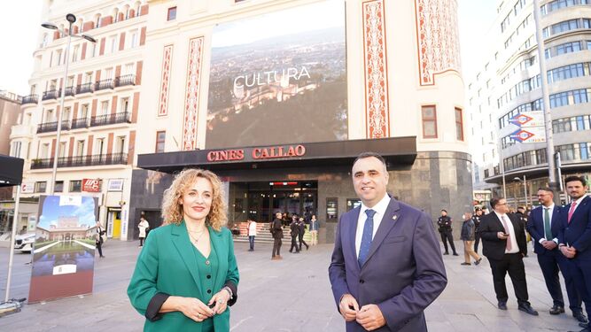 La diputada de Turismo, Marta Nievas, y el presidente de la Diputación, Francisco Rodríguez, en la plaza Callao de Madrid.