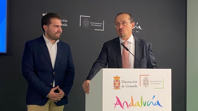Fernando Egea, delegado de Turismo, Cultura y Deporte y el concejal de Turismo de Alhama, Juan Calderón en la presentación del municipio en Fitur.