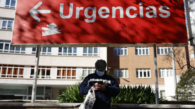 Un hombre lleva una mascarilla en el exterior de un centro sanitario en Madrid.
