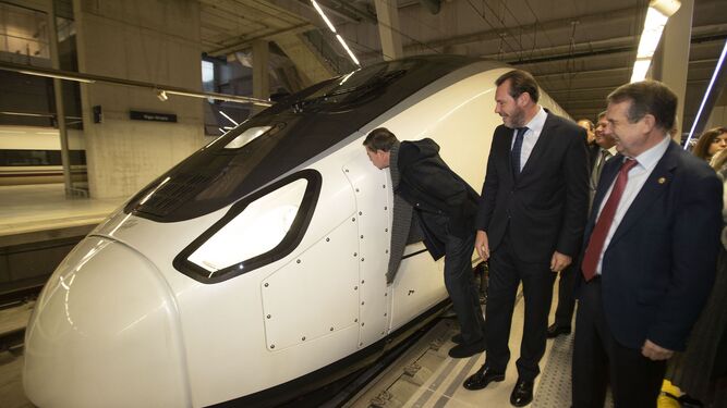 El ministro de Transportes Óscar Puente, junto a uno de los futuro trenes S-106 de Renfe