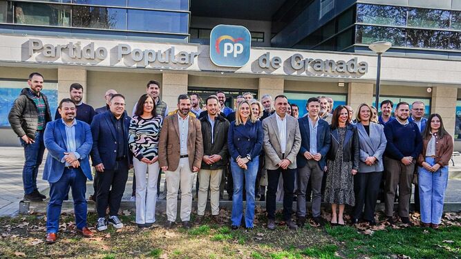 Alcaldes y alcaldesas del PP en la provincia han denunciado hoy las tareas pendientes del Ejecutivo con Granada.