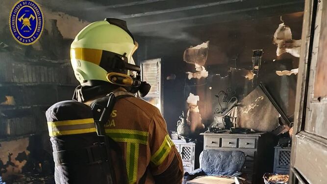 Bombero de Granada interviene en el incendio de una vivienda en un documento de archivo