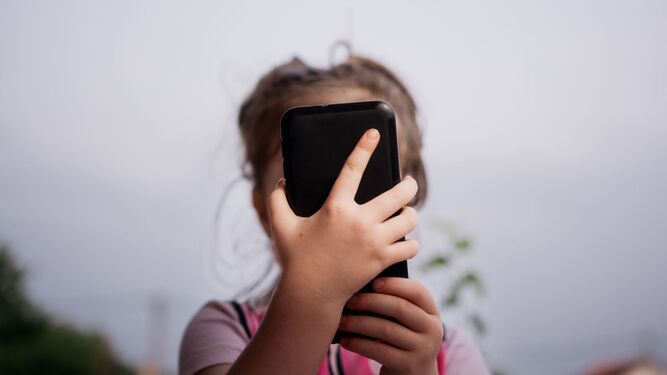 Una niña con un smartphone.