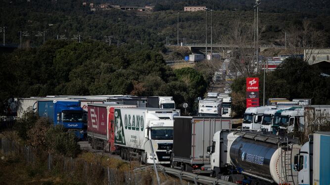 Camiones en el paso de La Jonquera (Girona).