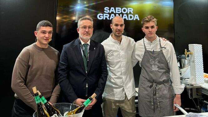 Diputado de Fondos Europeos, Desarrollo, Industria y Empleo, Antonio Díaz, en el stan de Sabor Granada de Fitur 2024 junto a tres chefs