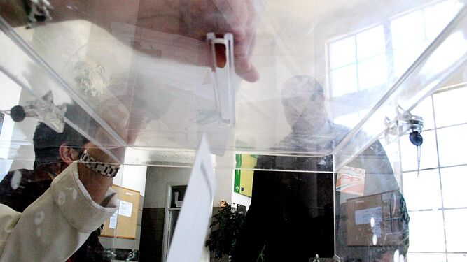 Una votante depositando su voto en una urna en una imagen de archivo