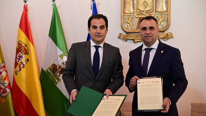 José Antonio Nieto y Francis Rodríguez tras la firma del acuerdo.