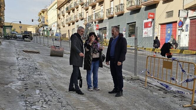 El alcalde junto al concejal de Obras y la concejala de Urbanismo supervisando las obras