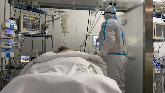 Un sanitario en el Hospital Regional de Málaga durante la pandemia.