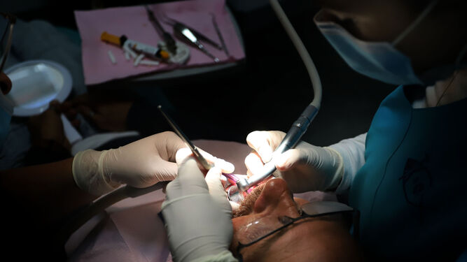 Imagen de archivo de un paciente en una consulta dental.