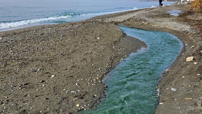 Analizan el vertido azul en las playas de Motril y Salobreña  y continúan las investigaciones de su procedencia