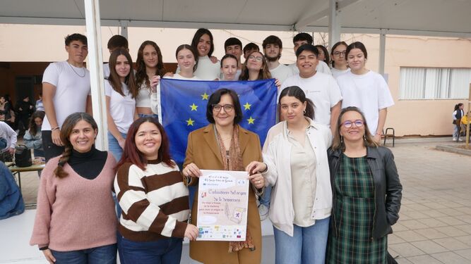 Ladelegada de Desarrollo Educativo y FP, María José Martín,felicita a las jóvenes Aicha Rossi y Margarita Angelina Padilla