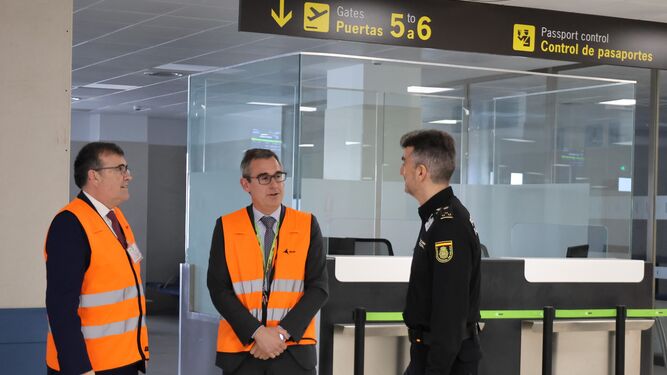 El subdelegado del Gobierno, José Antonio Montilla, durante su visita al aeropuerto.