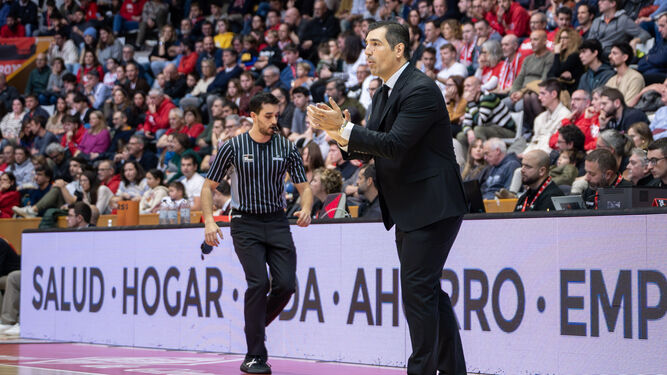 Pablo Pin aplaude a sus jugadores en el partido ante el Girona.