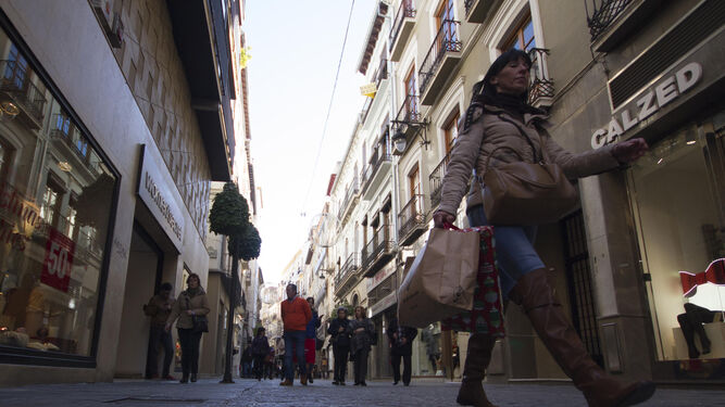 Personas paseando por el centro de Granada