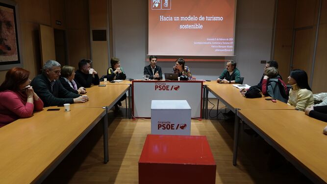 El secretario general del PSOE en Granada, Paco Cuenca y la secretaria de Industria, Comercio y Turismo de la Ejecutiva Federal del PSOE, Patricia Blanquer