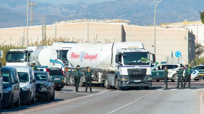 Agentes de la Guardia Civil paran a un camión a la salida del Puerto
