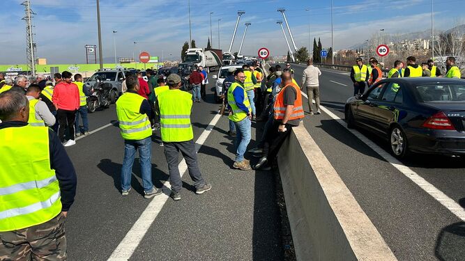Agricultores en la Circunvalación a la altura de la Carretera de Málaga cortando el tráfico