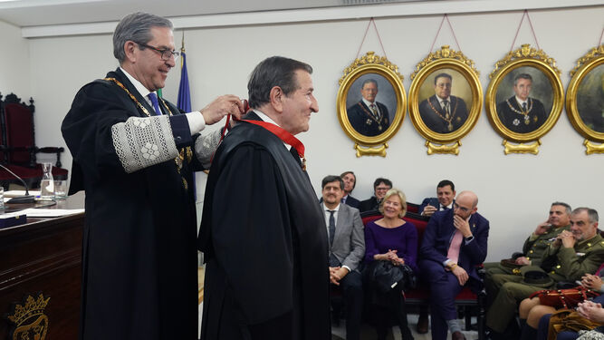 Manuel Ramírez recibiendo la Medalla al Mérito en el Servicio de la Abogacía