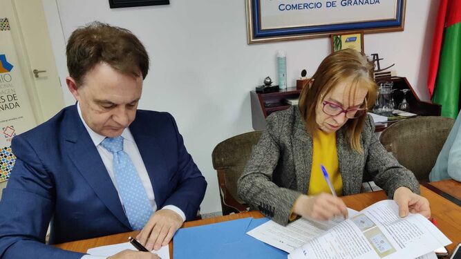 Firma del convenio entre la Federación Provincial de Comercio de Granada y QUALO