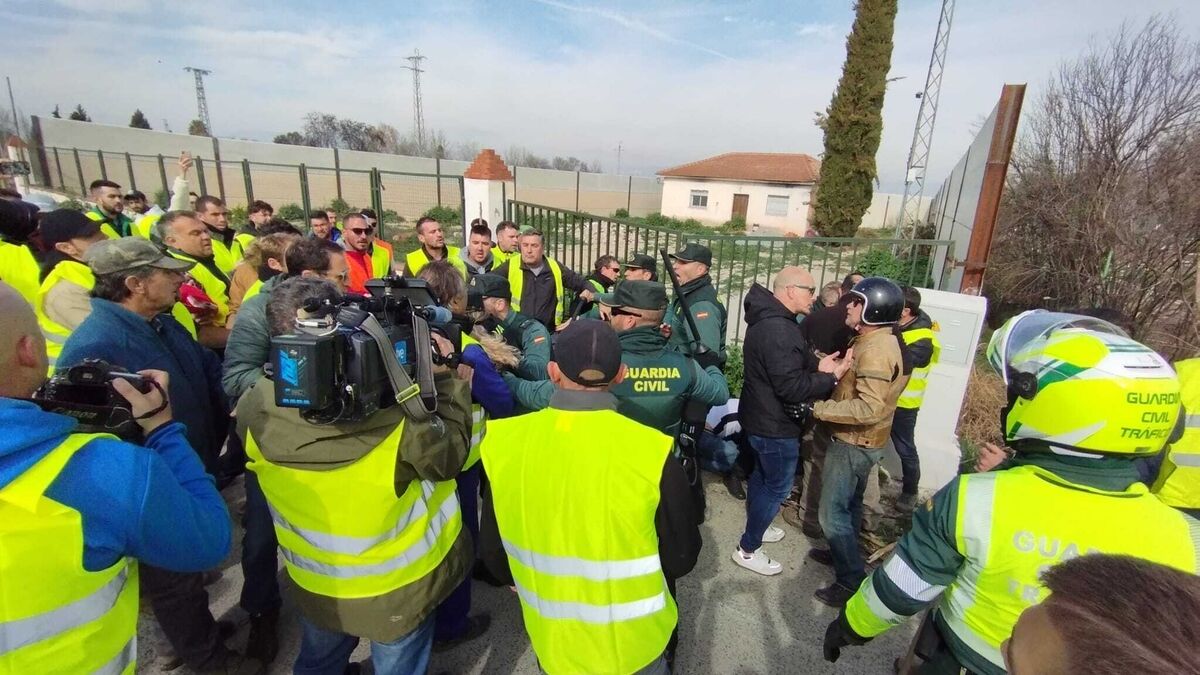 La Guardia Civil sigue tratando de contener a los manifestantes