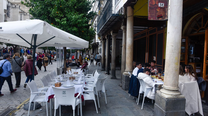 Una terraza de veladores en la céntrica calle Alemanes de Sevilla.