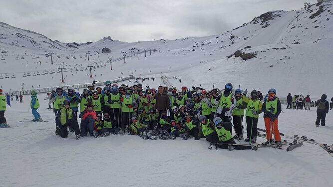 Integrantes de uno de los cursos de esquí que se celebran en Sierra Nevada.