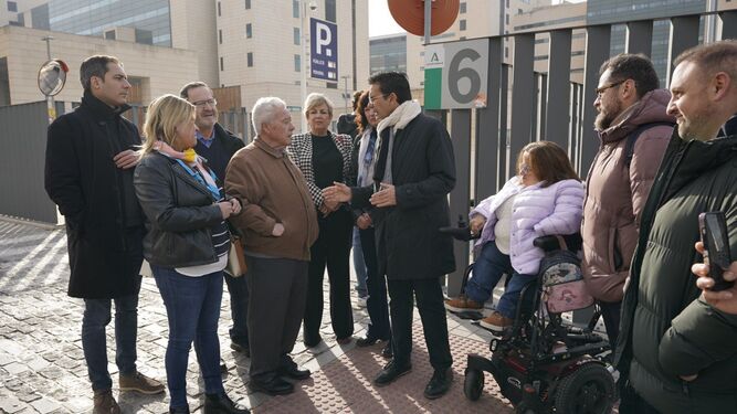 Paco Cuenca charla con un vecino a las puertas del hospital del PTS