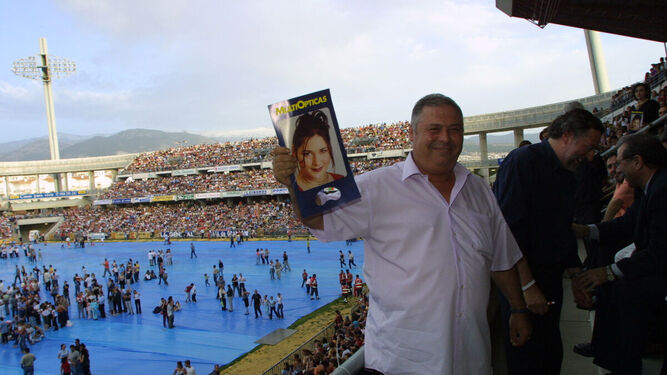 Eduardo López, padre de la cantante Rosa, con un cartel de su hija en el concierto de OT en Los Cármenes