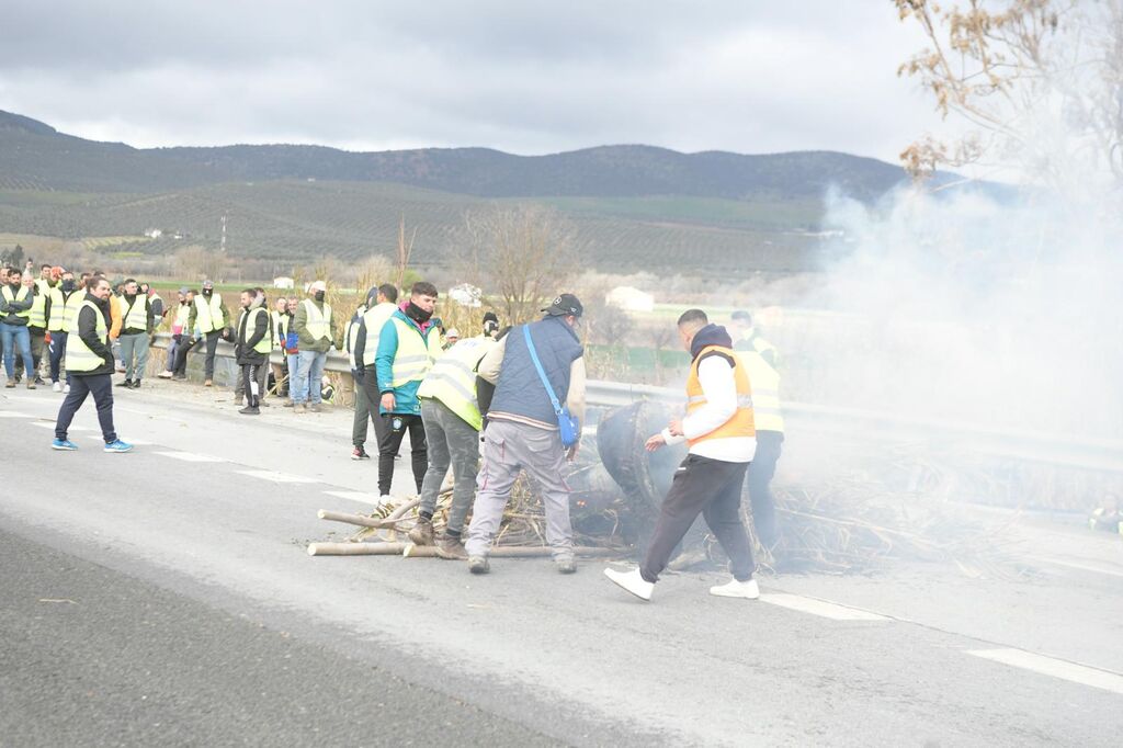Protestas de los agricultores en Granada: fotos del corte de la A-92 este s&aacute;bado