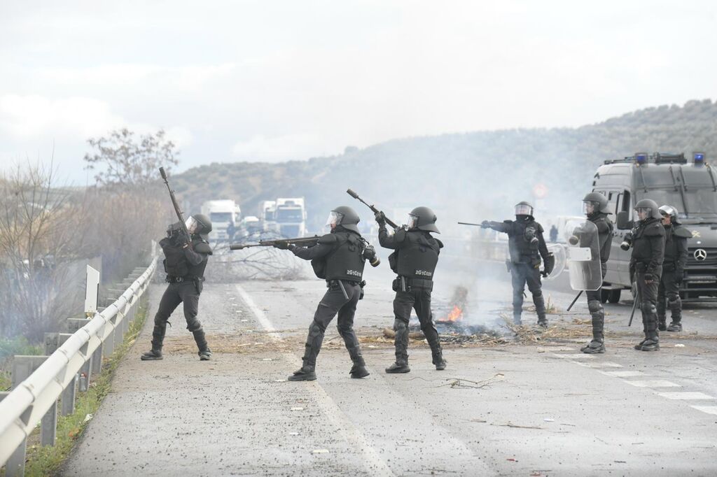 Protestas de los agricultores en Granada: fotos del corte de la A-92 este s&aacute;bado