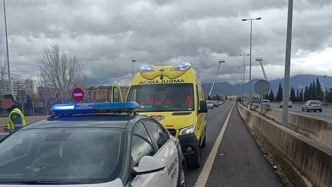 Una persona herida en la Circunvalación de Granada tras un choque entre una moto y un coche