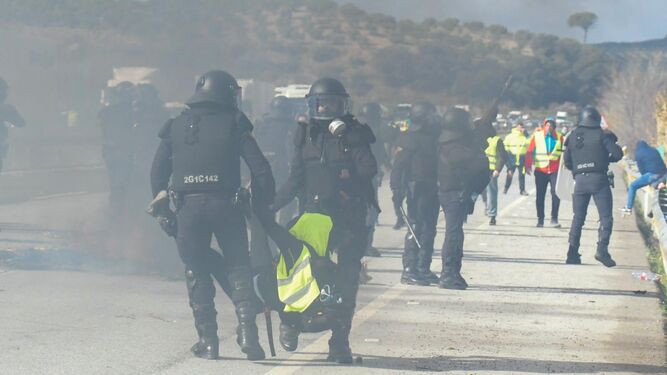 Protestas de los agricultores y cargas en la A-92 en Granada. Foto: Jesús Jiménez / Photographerssports