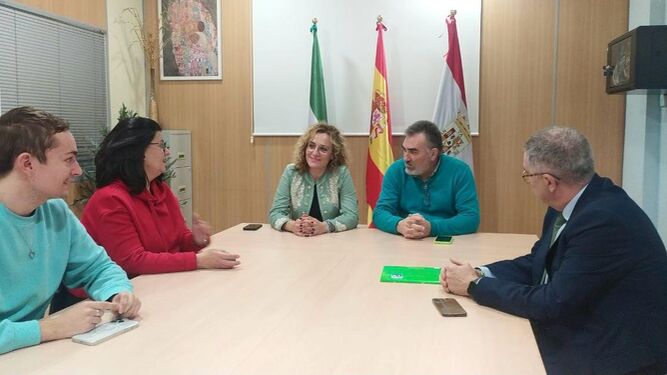 Representantes de la Diputación de Granada reunidos con los representantes del Ayuntamiento de Santa Fe