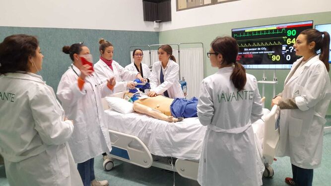 Estudiantes del Máster en Cuidados Críticos en Urgencias y Emergencias en Enfermería de la UGR