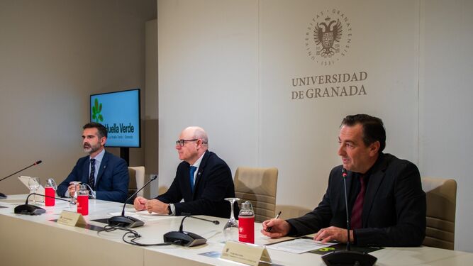 El consejero de Medio Ambiente, Ramón Fernández-Pacheco, el rector de la Universidad de Granada, Pedro Mercado, y el presidente de la Asociación Huella Verde de Granada, Jose María García