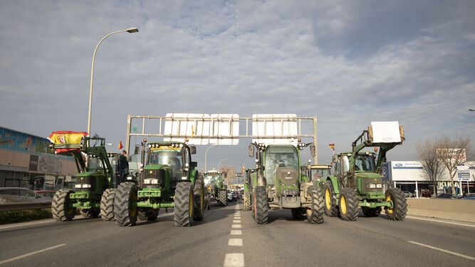 Tractores participando en las protestas del sector primaria en las autovías granadinas