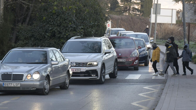 Varios coches ocasionan retenciones en los alrededores de un colegio de Granada.