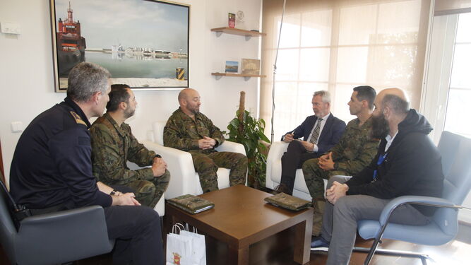 Los mandos de los tres ejércitos, reunidos con el presidente del Puerto de Motril José García Fuentes