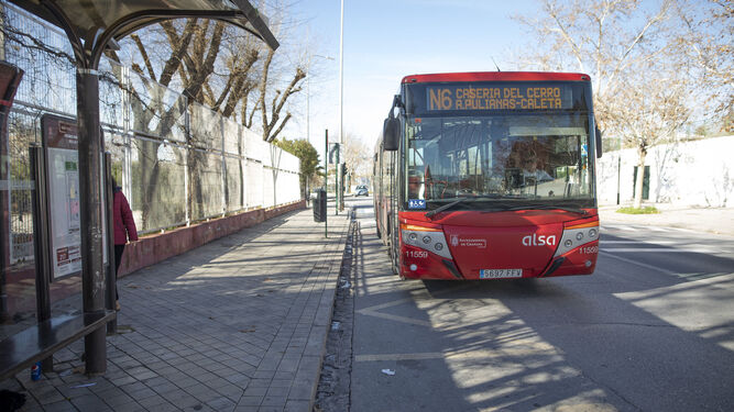 Autobús N6 circulando por la zona Norte de Granada